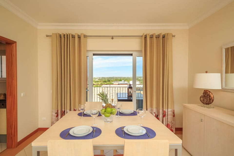 Bright and spacious dinning area
