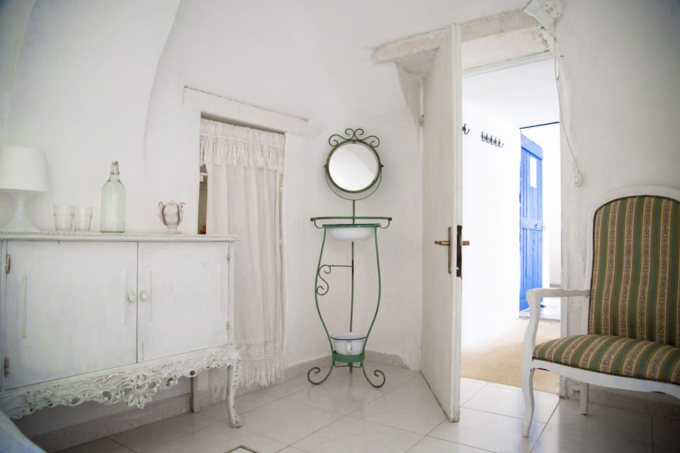 White Room, corridor to the Blue Room