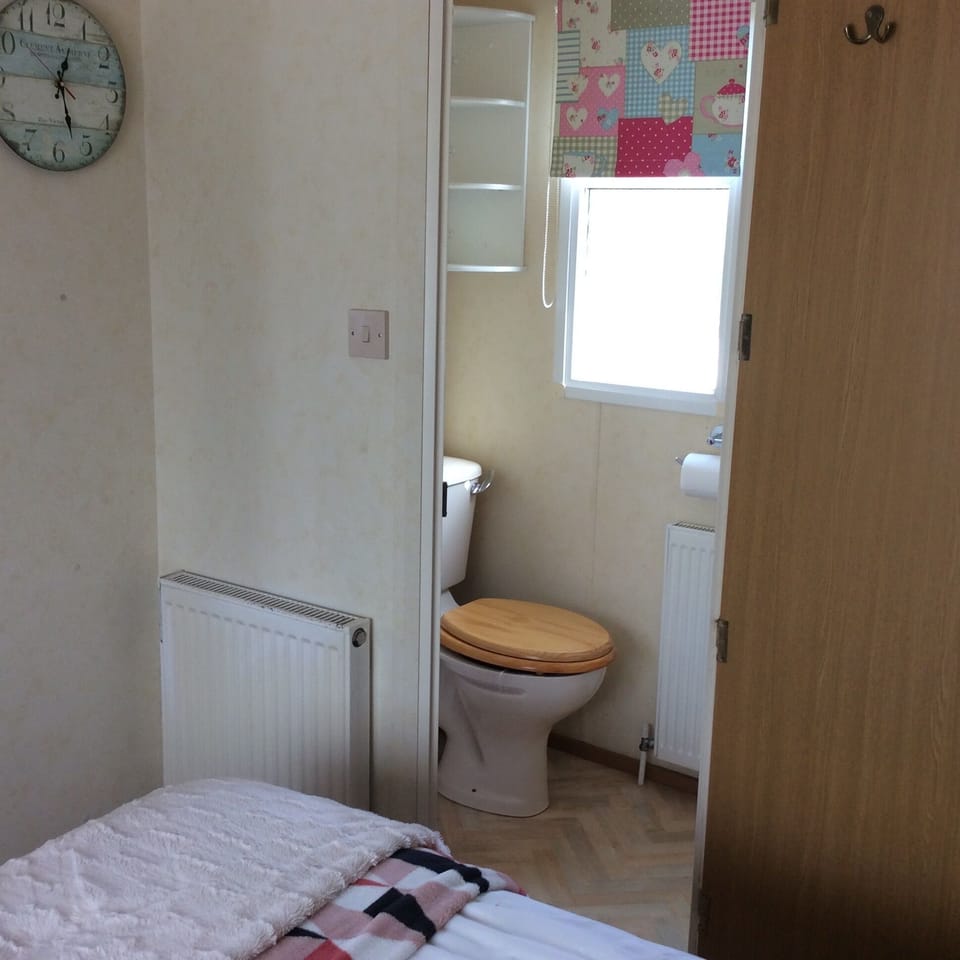 Twin en-suite with shower