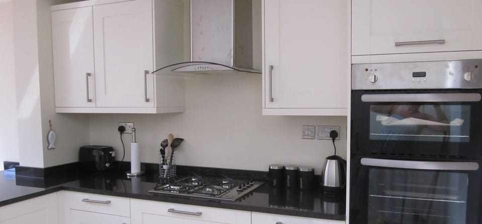 Fully fitted kitchen with oven, hob, dishwasher, w/machine and fridge/freezer