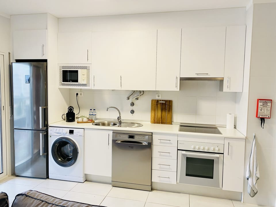 kitchen, washing machine and dishwasher, fully equipped.-----   