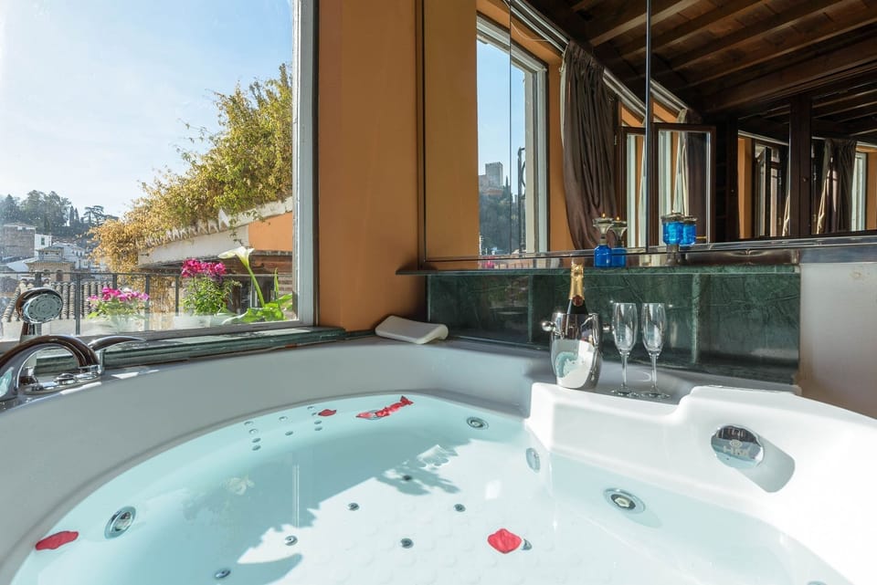 Master bedroom with jacuzzi with Alhambra views (2)