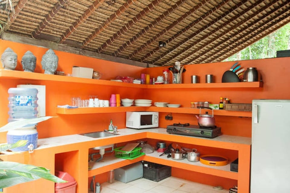 kitchen with utensils for 6 persons