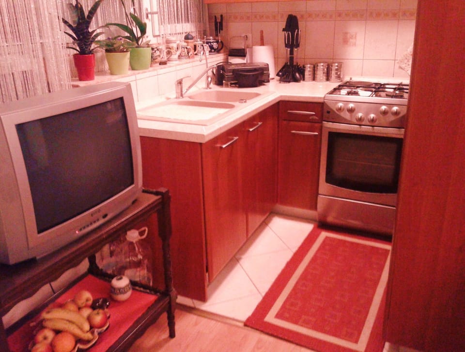 Fully equipped kitchen.