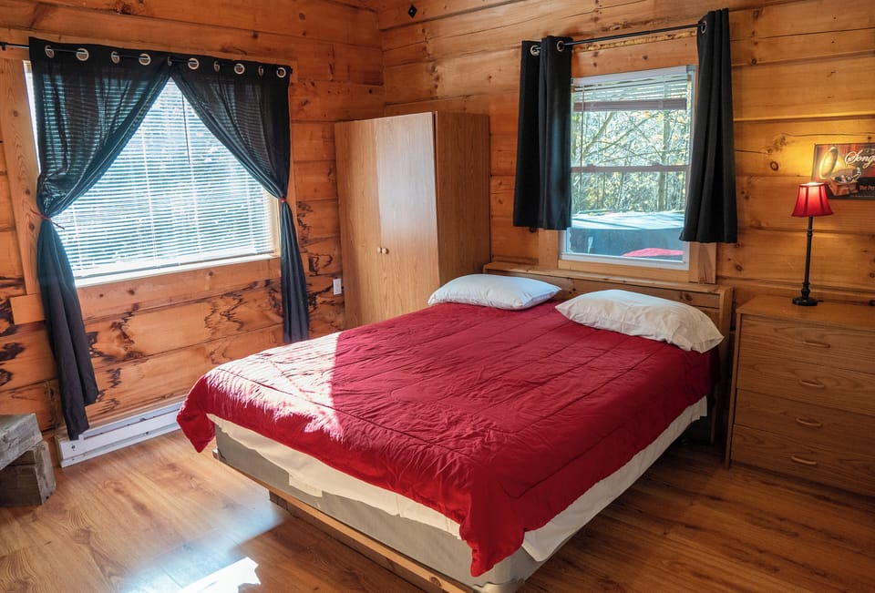 Main Bedroom queen sized bed
