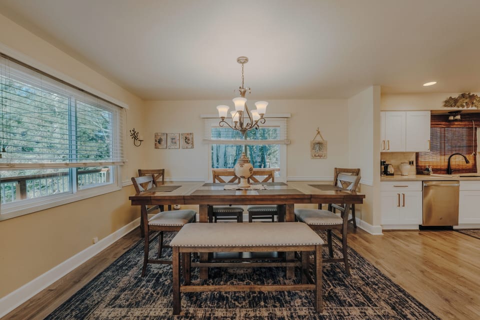 Large dining table, plenty of seating for all! Kitchen & family room adjacent. 