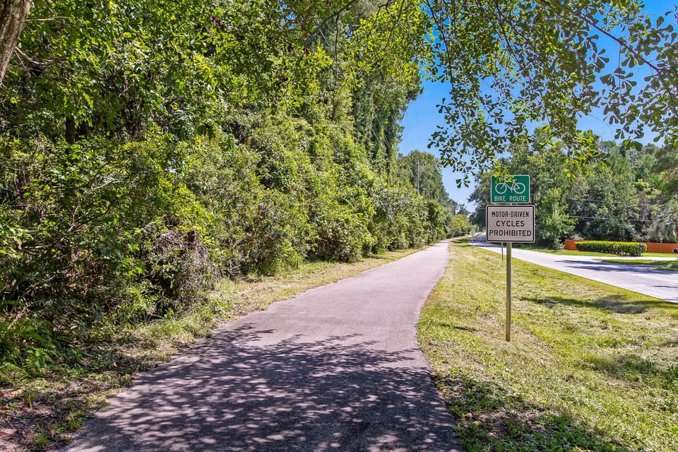 1-block from 4 mile, tree-lined jogging/bike trail.