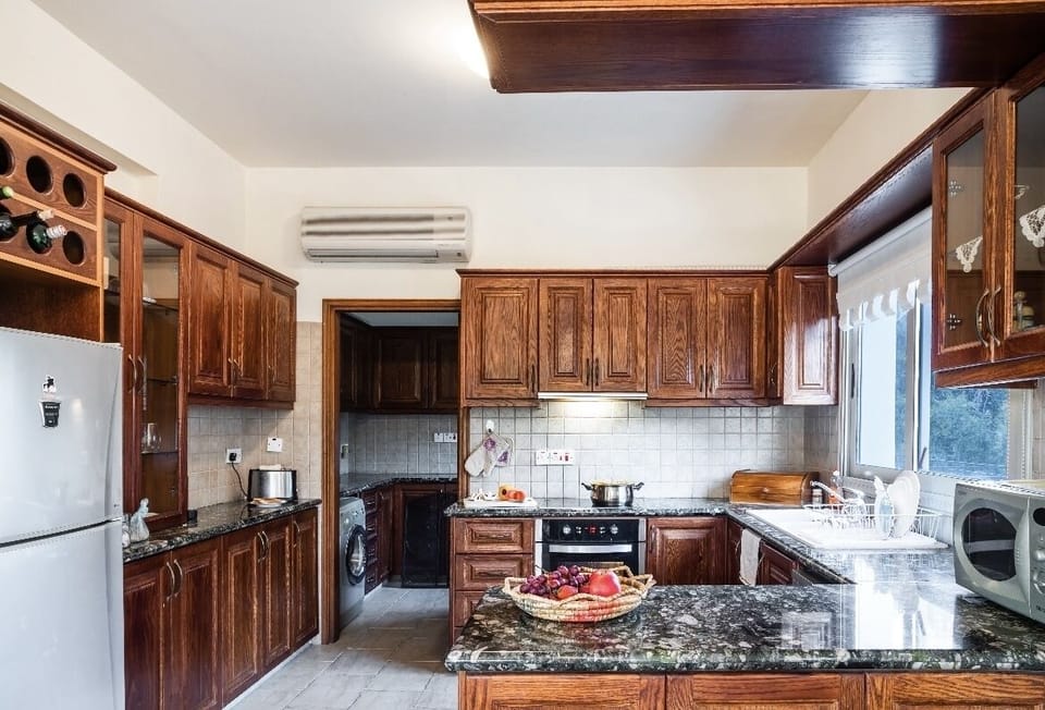 Fully equipped kitchen.