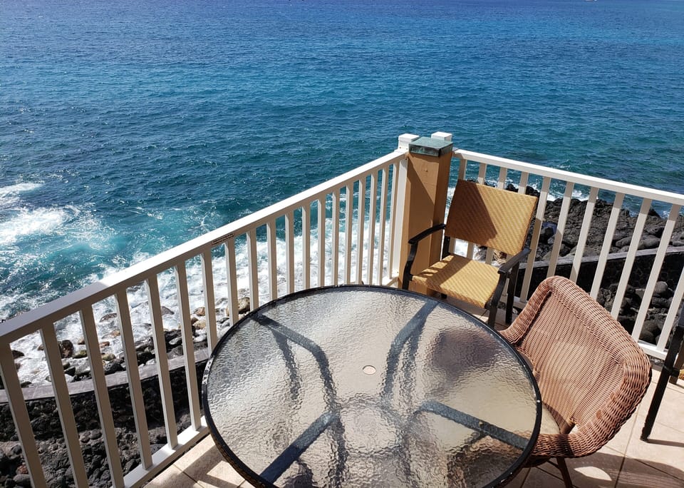 Lanai with 180 degree view of Pacific Ocean