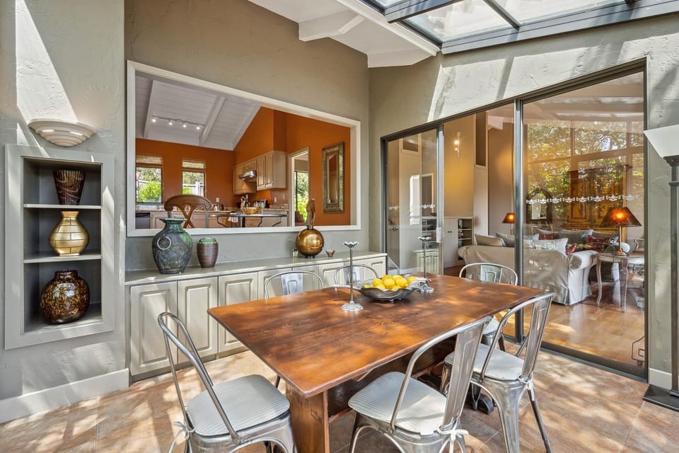 Dining room.