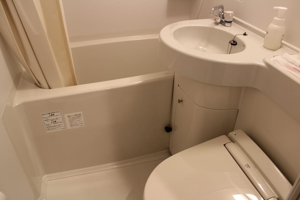 Combined shower/tub, deep soaking tub, free toiletries, hair dryer