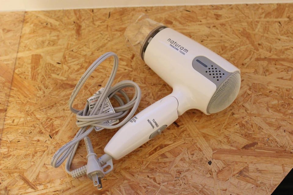 Combined shower/tub, deep soaking tub, free toiletries, hair dryer