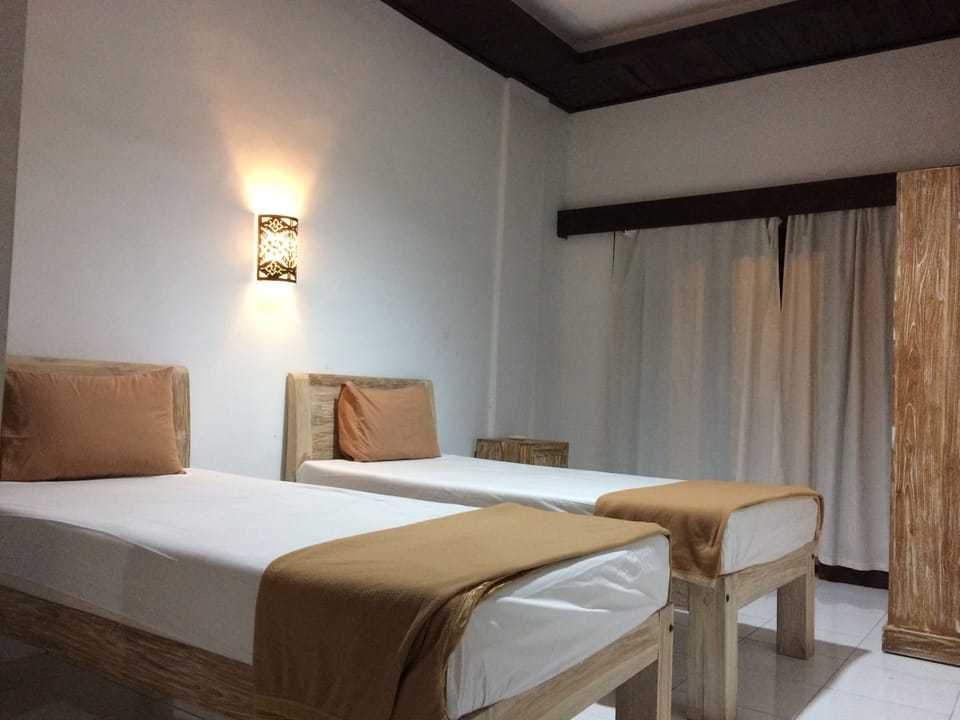 Twin Bed | Free WiFi, bed sheets