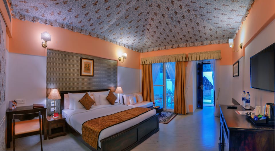 Royal Cottage | Premium bedding, minibar, in-room safe, desk