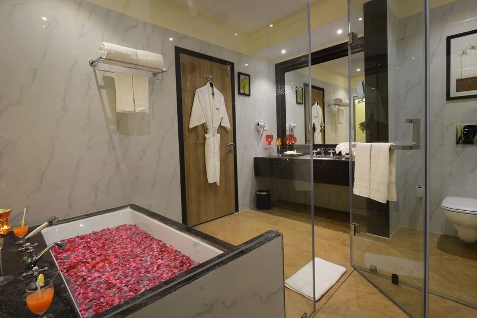 Royal Suite | Bathroom | Free toiletries, hair dryer, towels