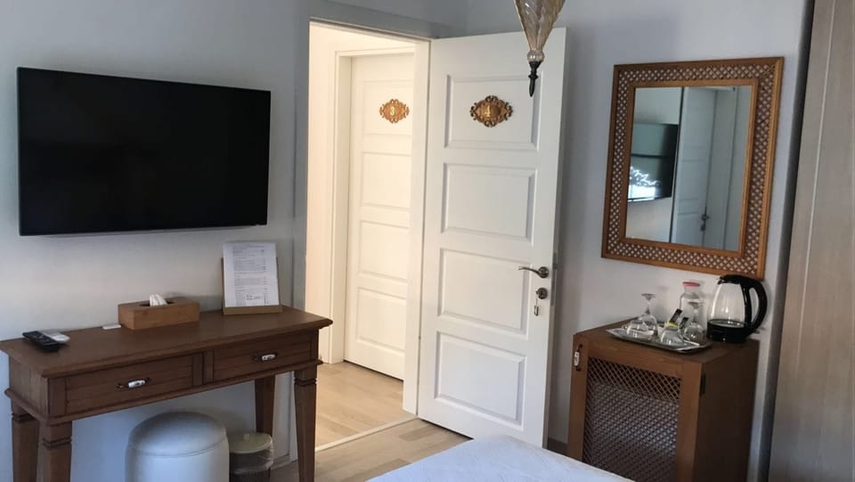 Deluxe Double Room | Minibar, in-room safe, desk, free WiFi