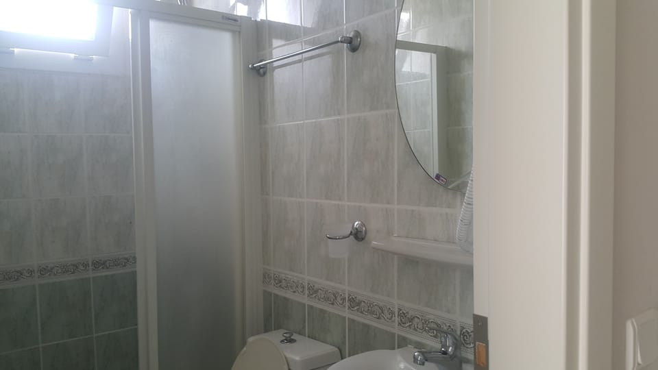 Standard Triple Room | Bathroom | Shower, hair dryer, bidet, towels