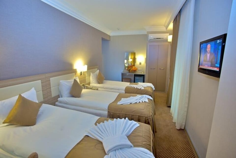 Standard Triple Room | In-room safe, desk, soundproofing, free WiFi