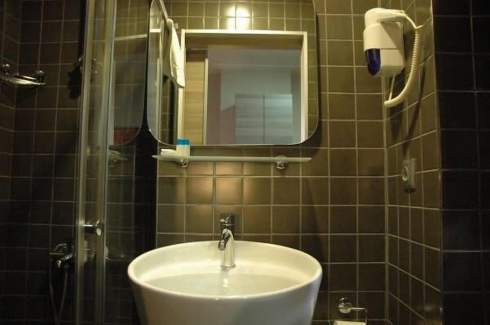 Standard Single Room | Bathroom | Shower, free toiletries, hair dryer, slippers