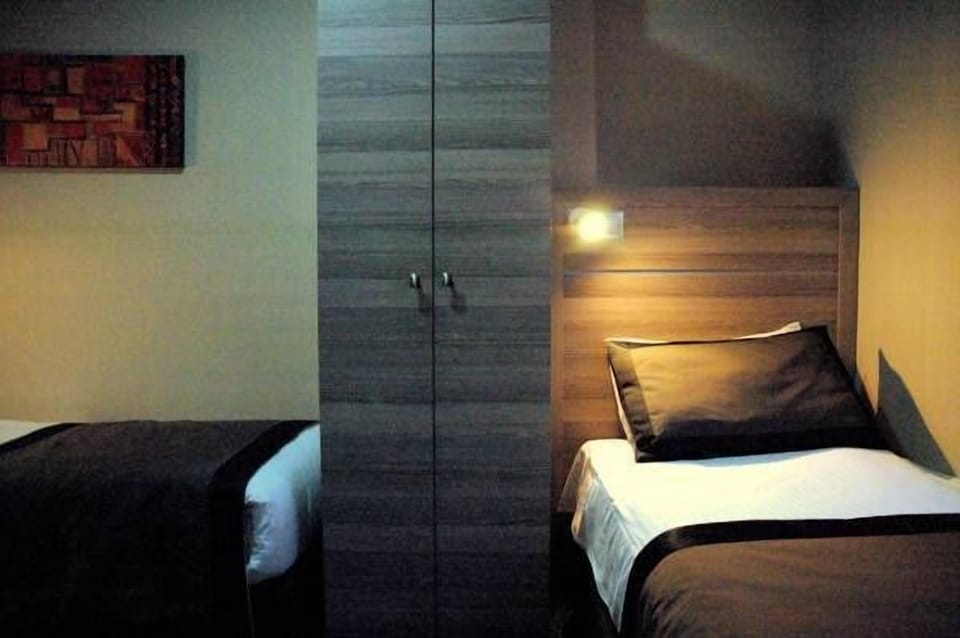 Standard Double or Twin Room | In-room safe, soundproofing, iron/ironing board, free WiFi