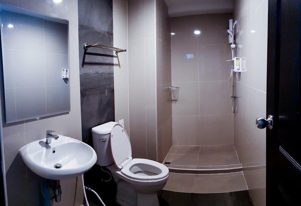 Shower, free toiletries, towels
