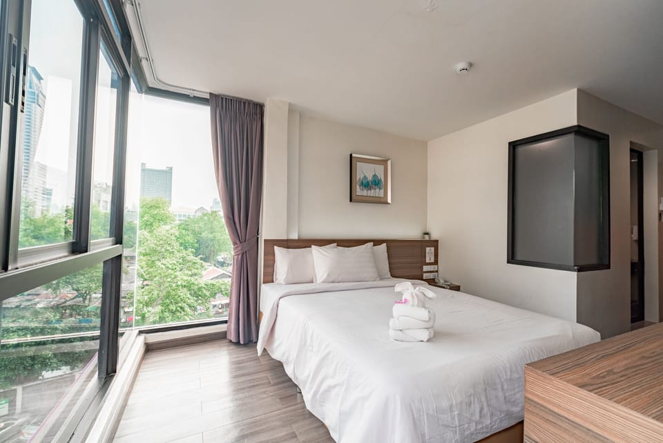 Premier Room, 1 Queen Bed | Desk, blackout drapes, free WiFi, bed sheets