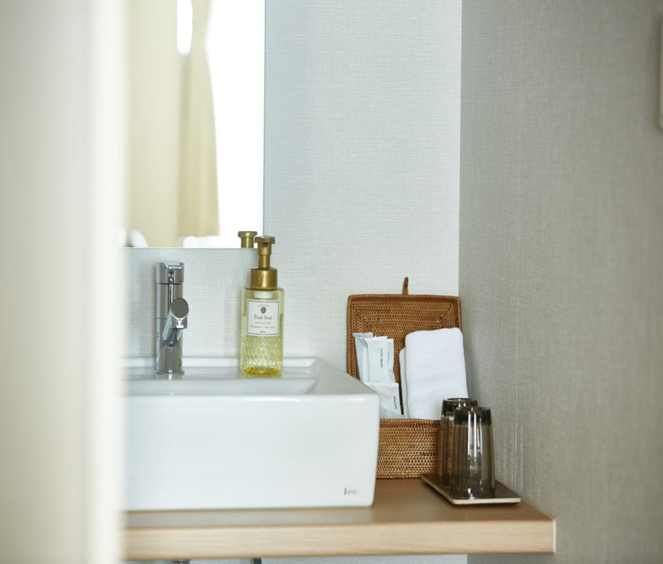 Combined shower/tub, deep soaking tub, free toiletries, hair dryer