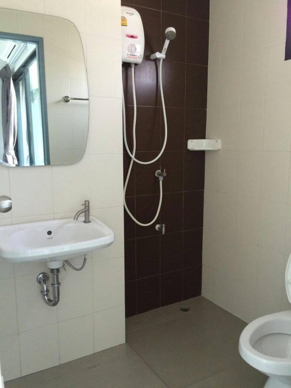 Shower, free toiletries, towels