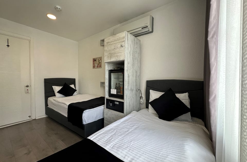 Twin Room, 2 Twin Beds | Minibar, in-room safe, blackout drapes, soundproofing