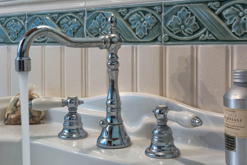 Standard Double Room | Bathroom sink