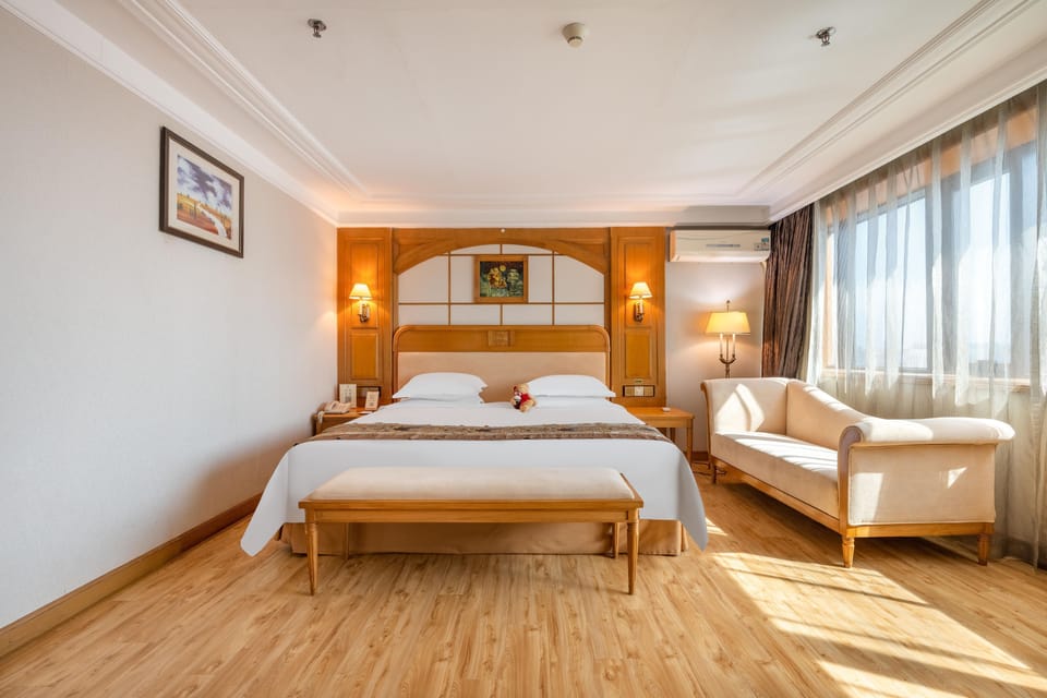 Deluxe Suite | Premium bedding, down comforters, in-room safe, desk