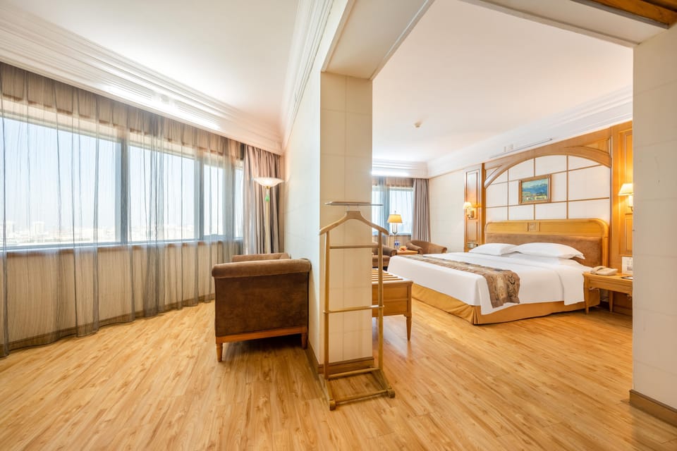 Business Room | Premium bedding, down comforters, in-room safe, desk