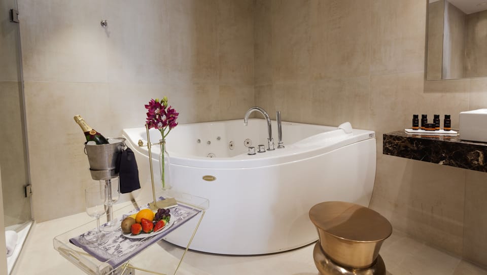 Deluxe Double Room Jacuzzi  | Bathroom | Hair dryer, towels, soap, shampoo
