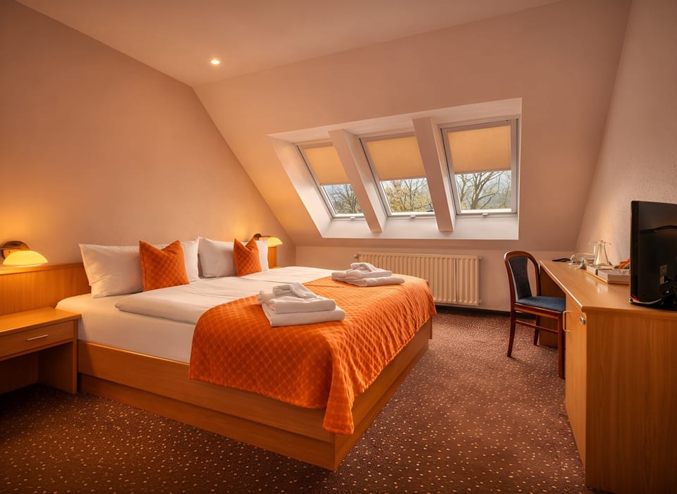Comfort Double or Twin Room | Minibar, in-room safe, desk, blackout drapes