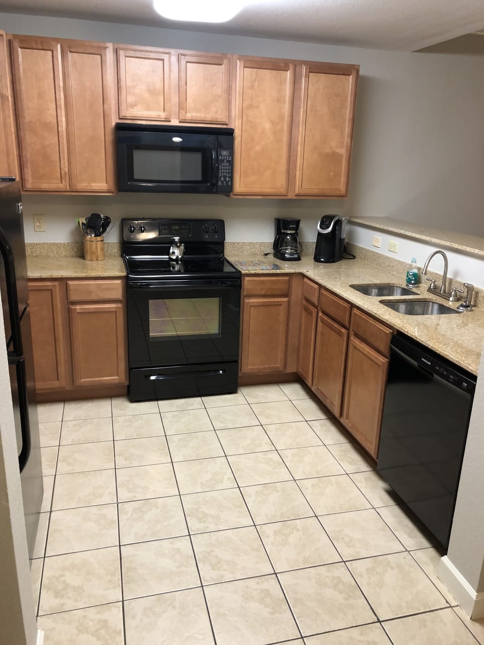 Full functioning Kitchen, Keurig & regular coffee pot, toaster, and more!