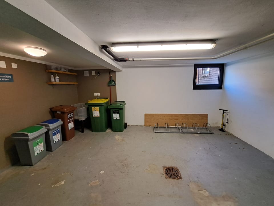Basement with place for the rest (trash) + storage for bycicles.