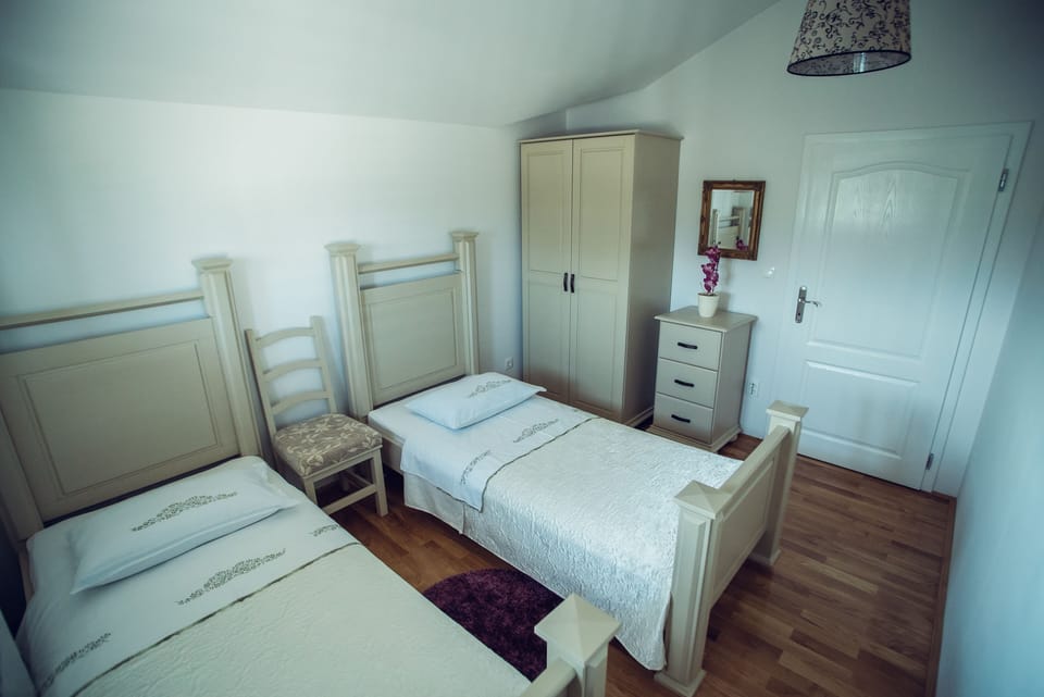 Bedroom 3 with terrace exit and twin beds