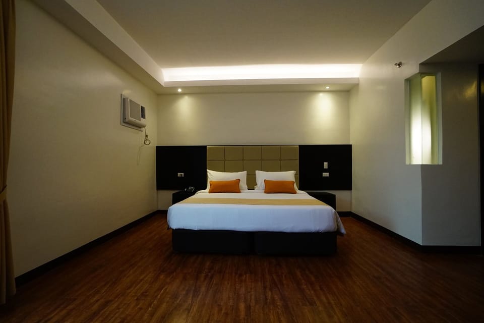 Executive Room | Minibar, in-room safe, desk, free WiFi
