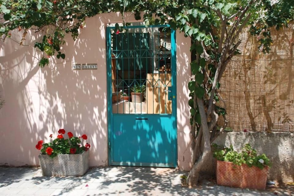 Entrance to the garden and apartment