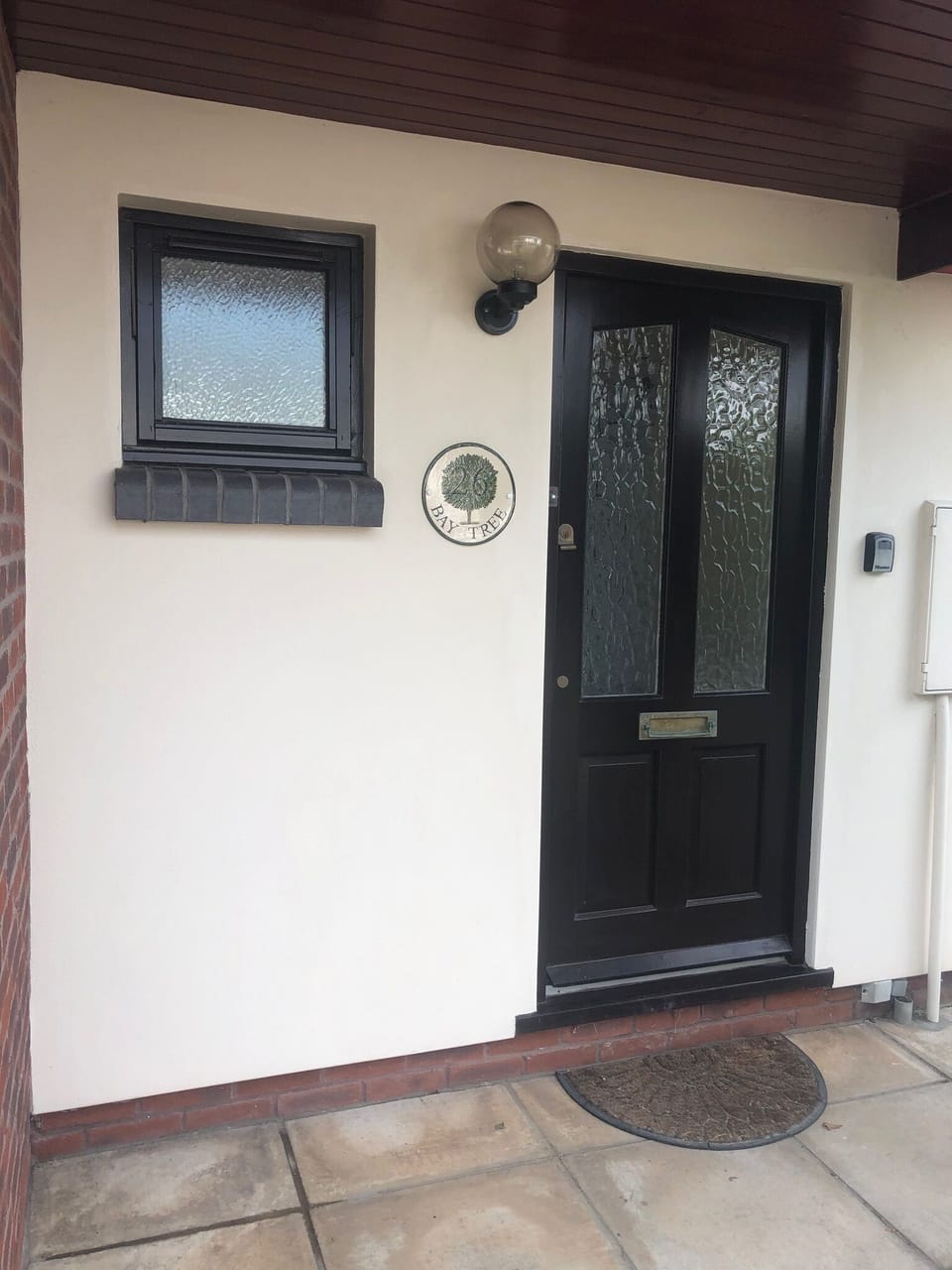 Front door with key box allowing arrival at a time that suits you. 