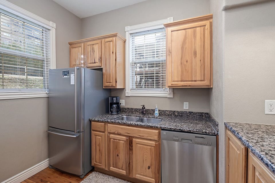 Full Kitchen Area and Appliances