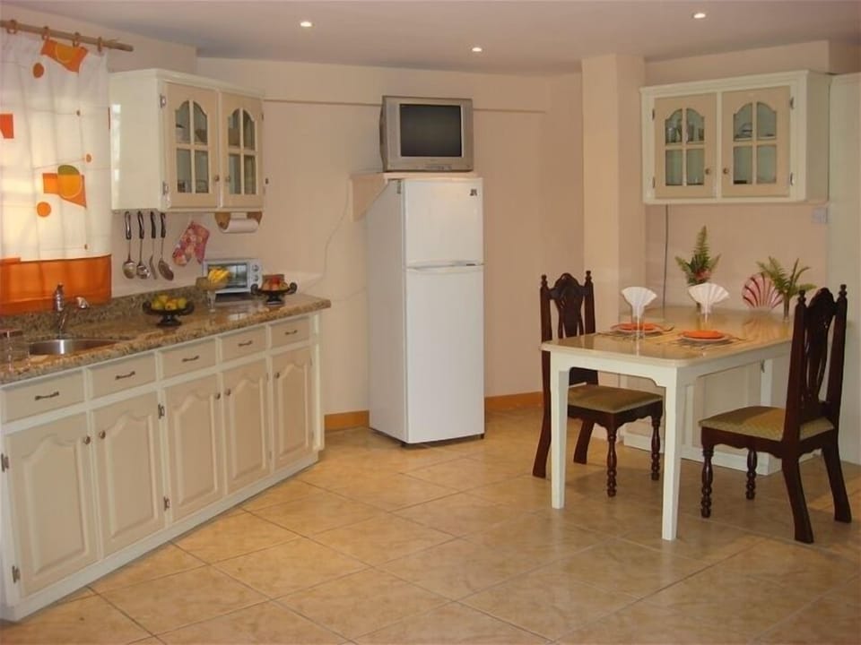Kitchen & Dining Area