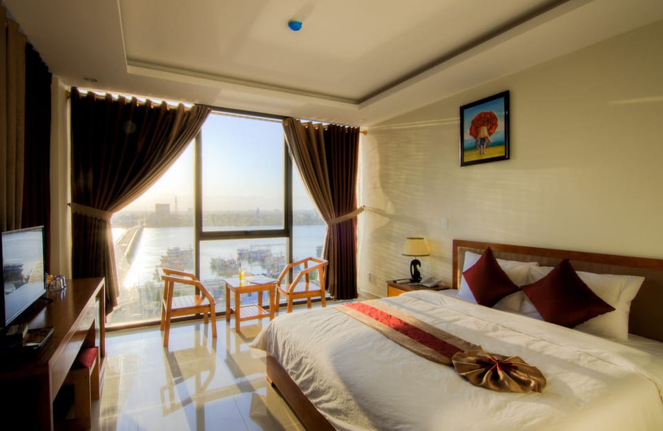 Deluxe Double Room, 1 Bedroom, Non Smoking, City View | Minibar, in-room safe, desk, soundproofing