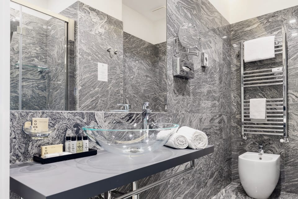 Shower, rainfall showerhead, free toiletries, hair dryer