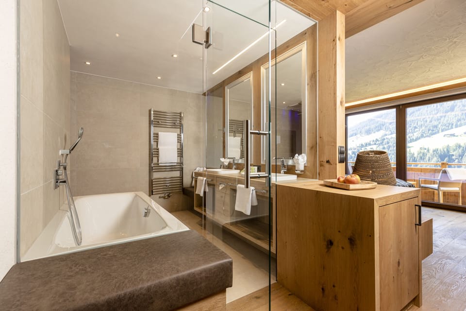 Luxury Double Room | Bathroom | Eco-friendly toiletries, hair dryer, bathrobes, towels