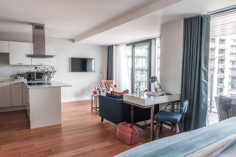 Studio, 1 King Bed, Balcony, Marina View | Minibar, in-room safe, desk, laptop workspace
