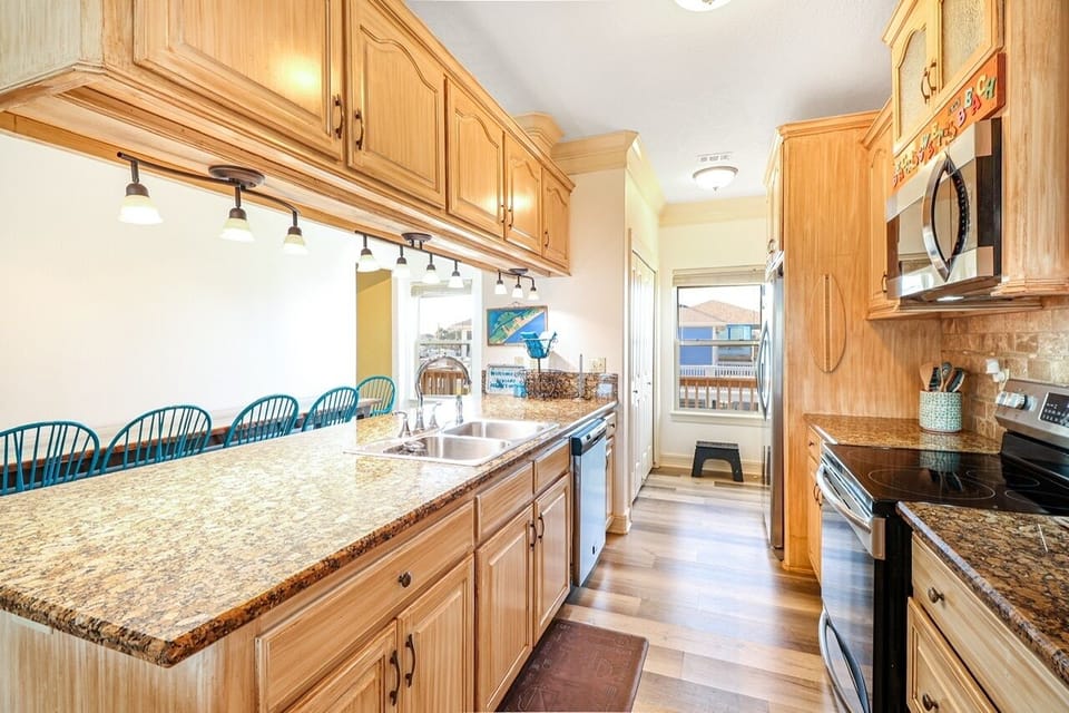 House, 4 Bedrooms | Private kitchen | Fridge, microwave, oven, dishwasher