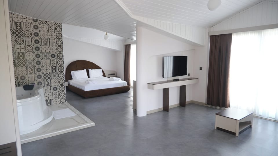 Grand Suite, Lake View | Premium bedding, in-room safe, desk, soundproofing