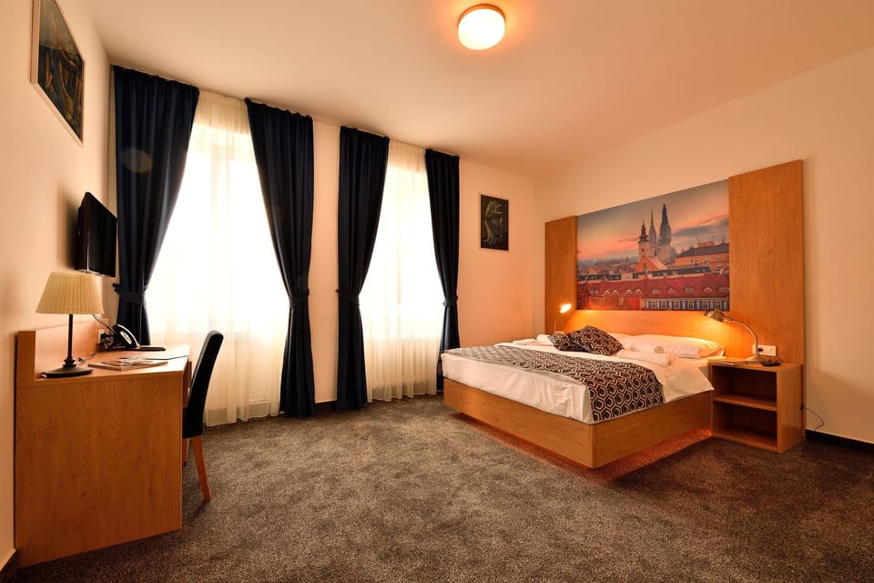 Standard Double Room | Living area | Flat-screen TV