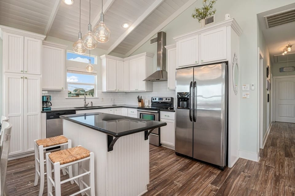 House, 3 Bedrooms | Private kitchen | Fridge, microwave, coffee/tea maker, toaster